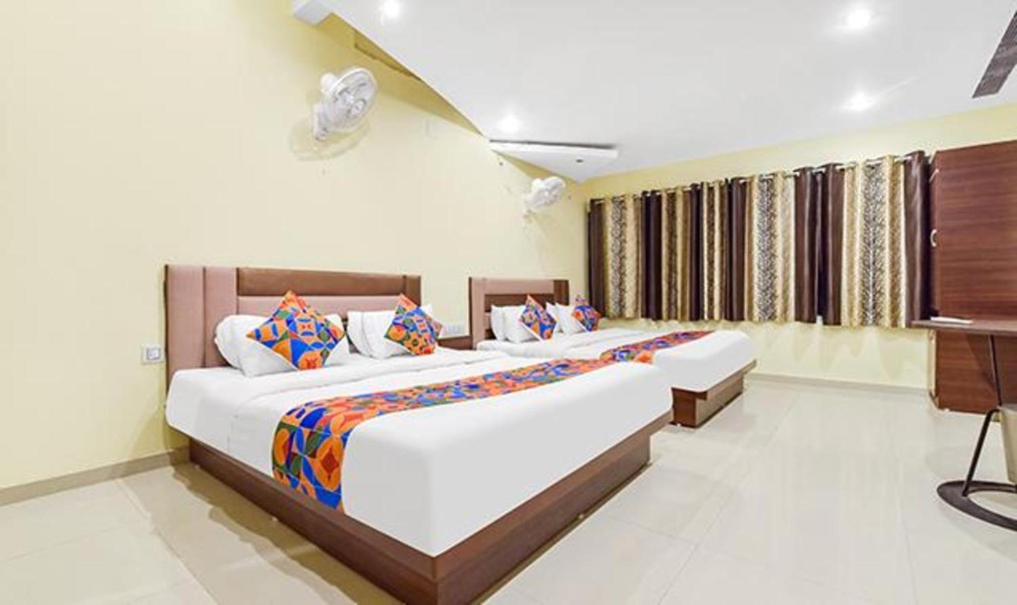 Fabexpress Poonam Palace Ahmedabad Extérieur photo